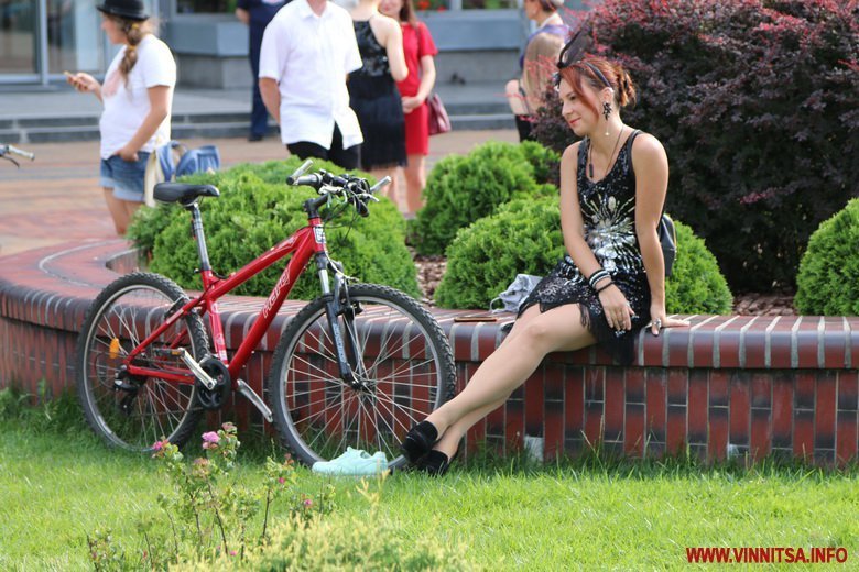 Вінницькі дівчата сіли на велосипеди у вечірніх ретро-сукнях, шляпках на підборах  - у місті відбувся велопарад "Леді на велосипеді"