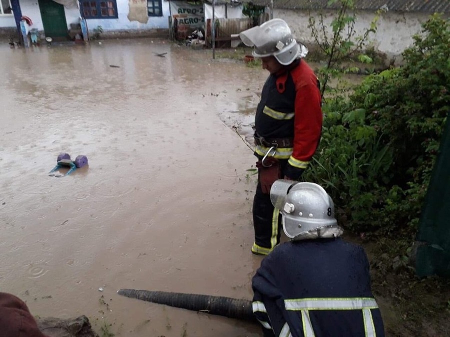 На Вінниччині рятувальники ліквідовують наслідки злив