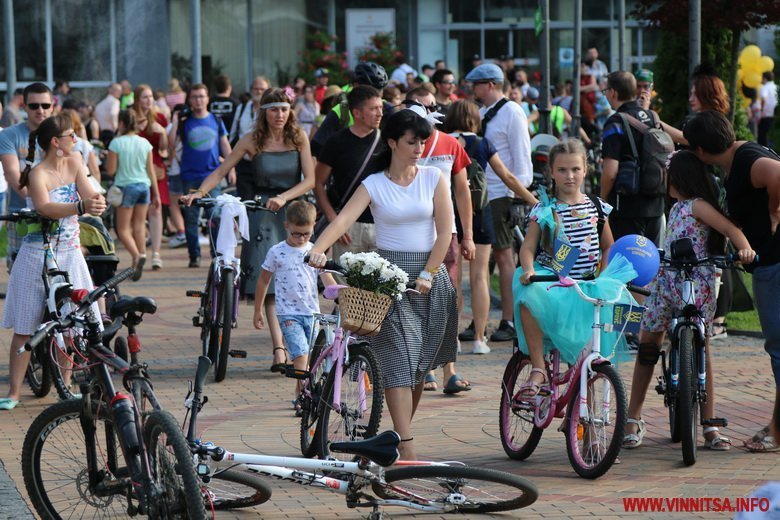 Вінницькі дівчата сіли на велосипеди у вечірніх ретро-сукнях, шляпках на підборах  - у місті відбувся велопарад "Леді на велосипеді"