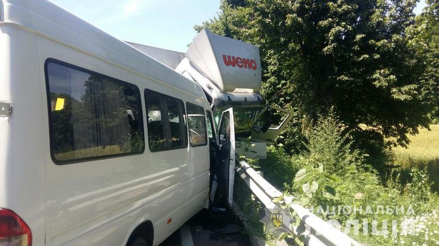 В Немирівському районі вантажівка в'їхала в мікроавтобус з пасажирами. Є постраждалі 