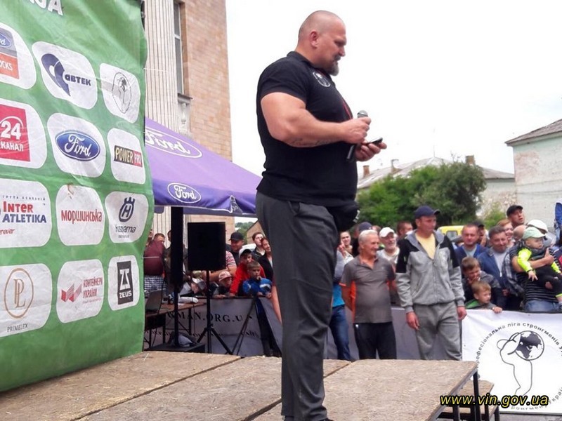 Силачі з усієї України "мірялися" силами на Вінниччині під час фестивалю зі стронгмену