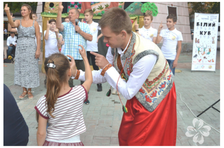 У Вінниці  під час інклюзивної вистави під відкритим небом вчили жестової мови та "співали" пісень