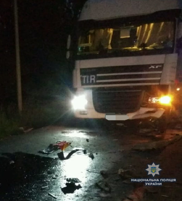 На в'їзді у Немирів позашляховик зіткнувся з двома вантажівками