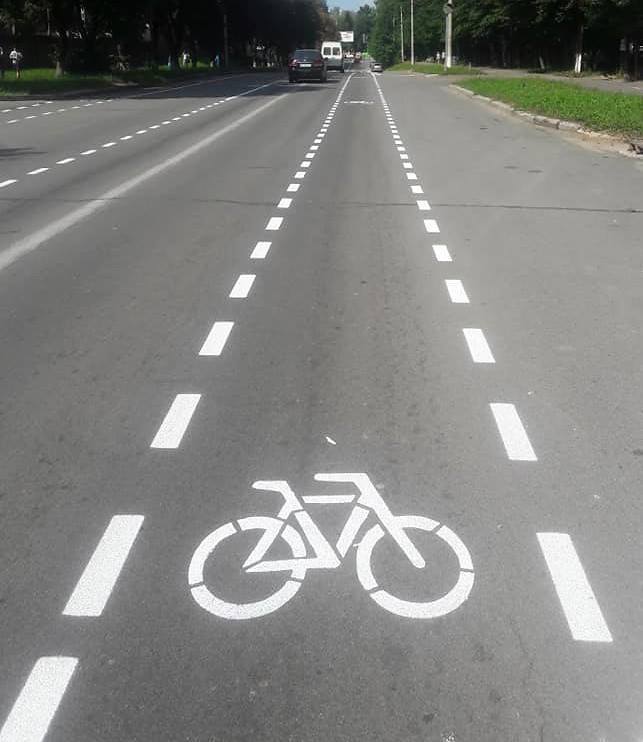 До уваги велосипедистів та водіїв: по вулиці Воїнів-Інтернаціоналістів з'явилась велосмуга у межах проїжджої частини