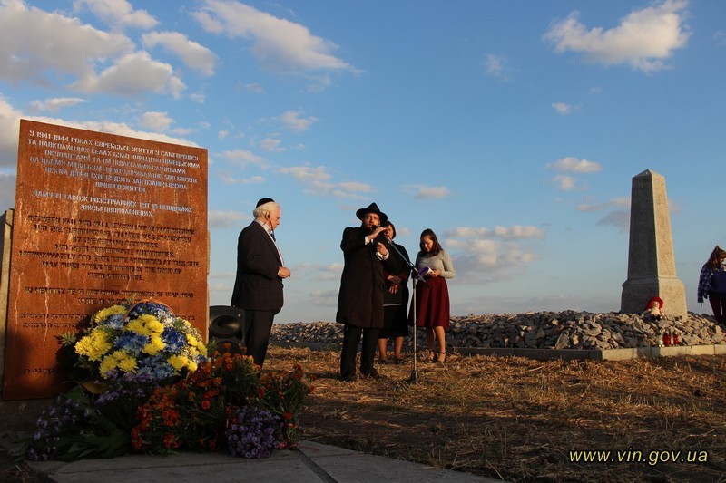 На Вінниччині відкрили місце пам’яті жертв Голокосту 