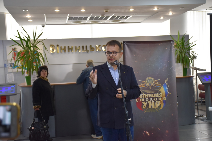 У холі міської ради можна подивитися на картину «Визволення Вінниці 10 серпня 1919 року»