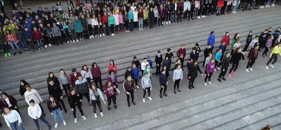 У Вінниці 700 юних танцівників одночасно «ловили ритм» на сходах до Центрального парку