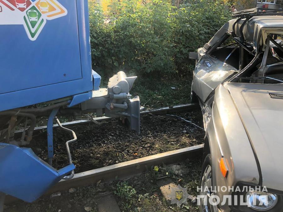 На вулиці Тімірязєва трамвай протаранив легківку. Одна людина загинула