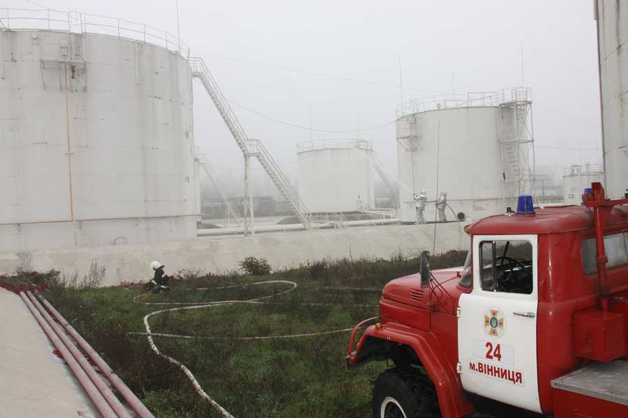 Вінницькі рятувальники провели навчання з гасіння умовної пожежі на території нафтобази