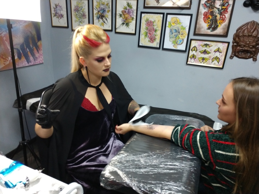 Тату заради життя: один з вінницьких салонів татуювання влаштували благодійний «Halloween walk in day»