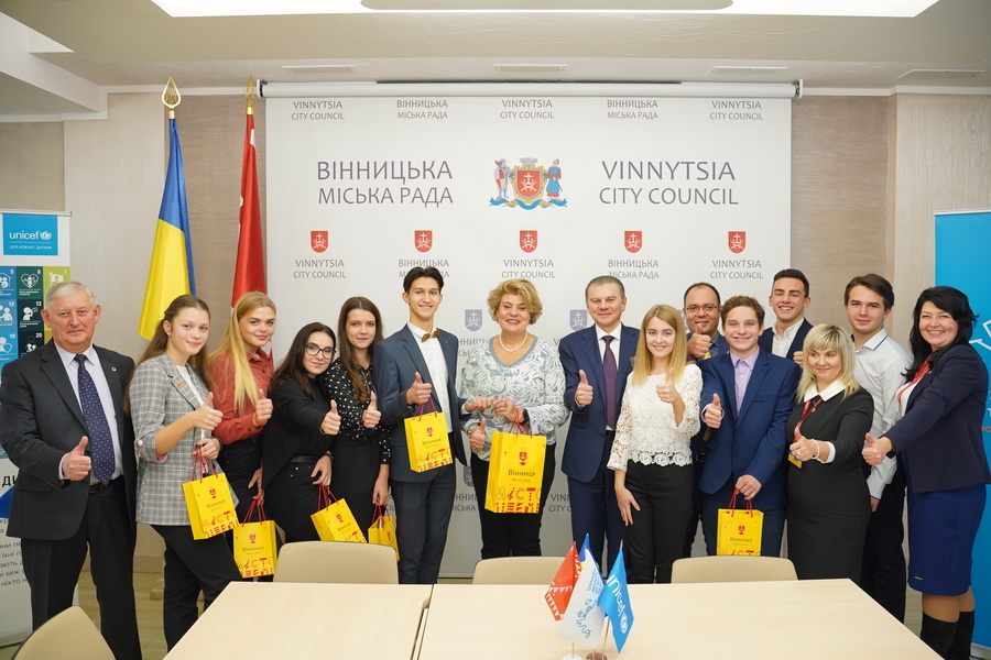 Делегація представництва ЮНІСЕФ в Україні привезла до Вінниці нагороду за перемогу у міжнародному конкурсі