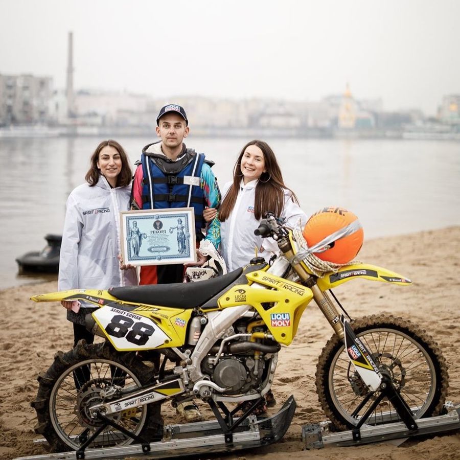 Вінницький мотогонщик проїхався 5,5 кілометрів річкою Дніпро