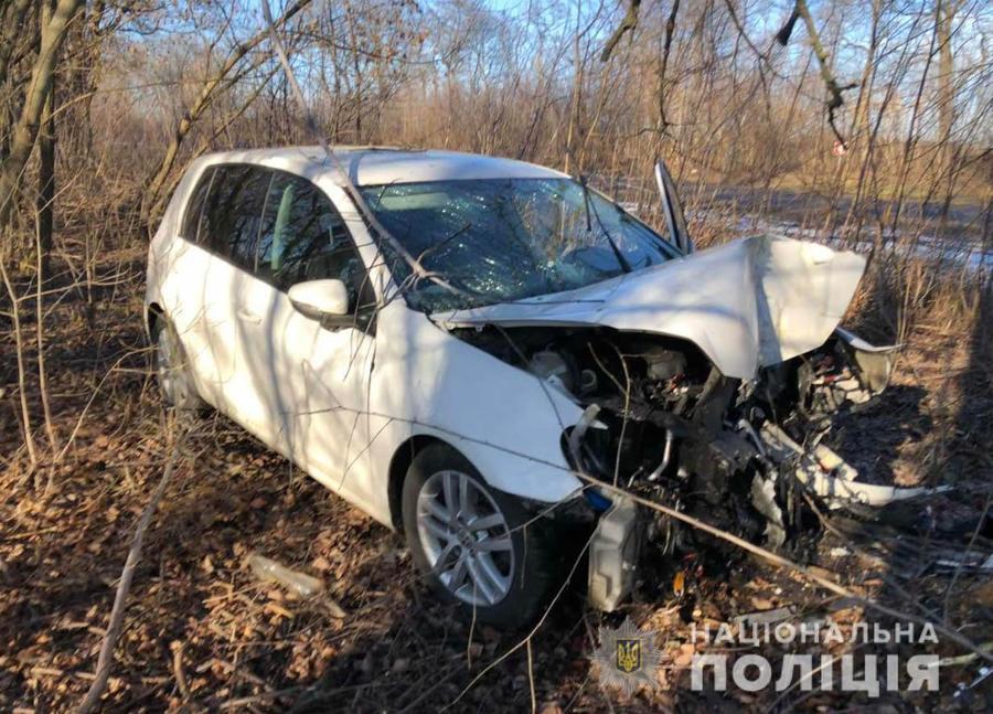 На Вінниччині автомобіль врізався у дерево: загинув водій 