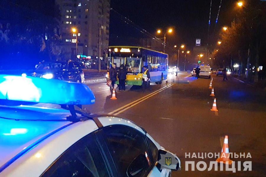 На вулиці Келецькій  під колесами авто загинув чоловік: його особу встановлюють поліцейські