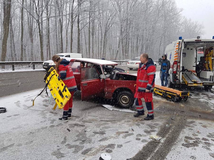 На Львівському шосе зіштовхнулись два автомобіля. Одного з водіїв затисло у салоні