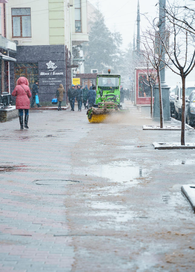 Комунальні служби просять вінничан не паркуватися на узбіччях – прибиратимуть місто від снігу