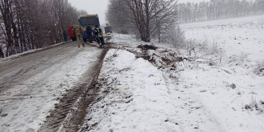 На Вінниччині рятувальники визволяли з "снігової пастки" пасажирський автобус