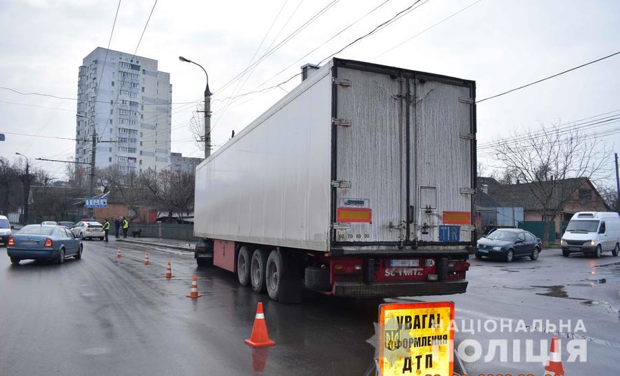 ДТП на вул. Київській: вантажівка в'їхала у стовп, водій загинув