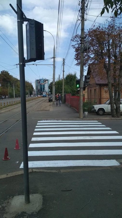 На вул. Данила Галицького облаштували перший у Вінниці вело переїзд із окремим світлофором для велосипедистів