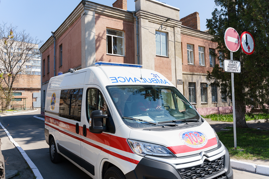 Представники спецфонду «СтопВірус» передали чергову партію засобів захисту для лікарів швидкої медичної допомоги