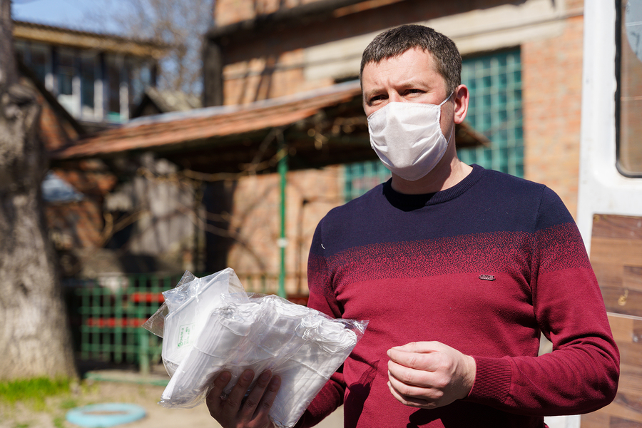 Представники спецфонду «СтопВірус» передали чергову партію засобів захисту для лікарів швидкої медичної допомоги