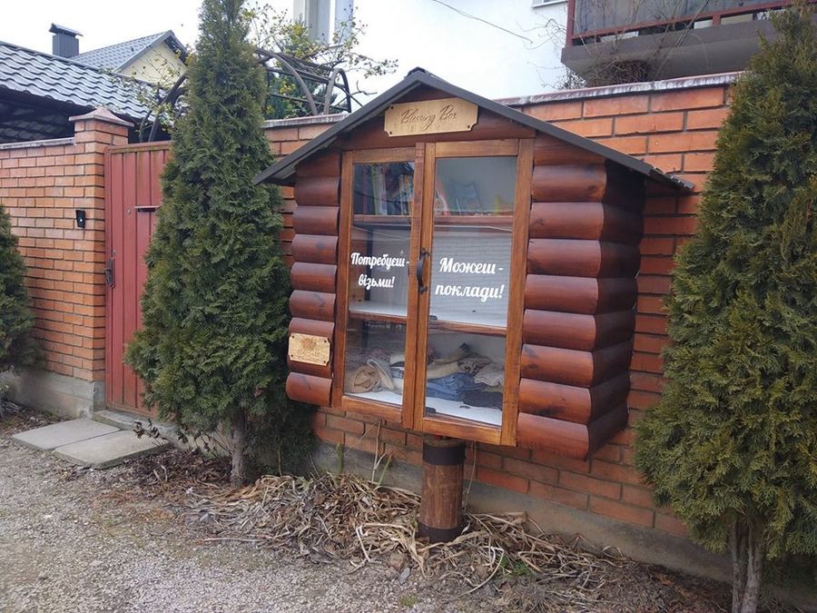 Благословенна шафа: мешканці мікрорайону Корея побудували міні-банк для нужденних