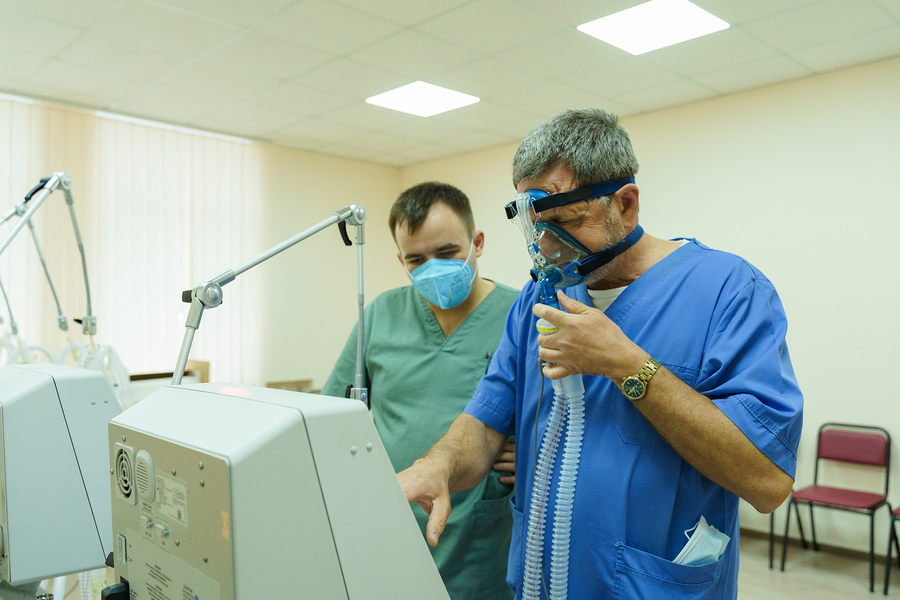 Шість сучасних апаратів штучної вентиляції легень сьогодні привезли до міської клінічної лікарні №1