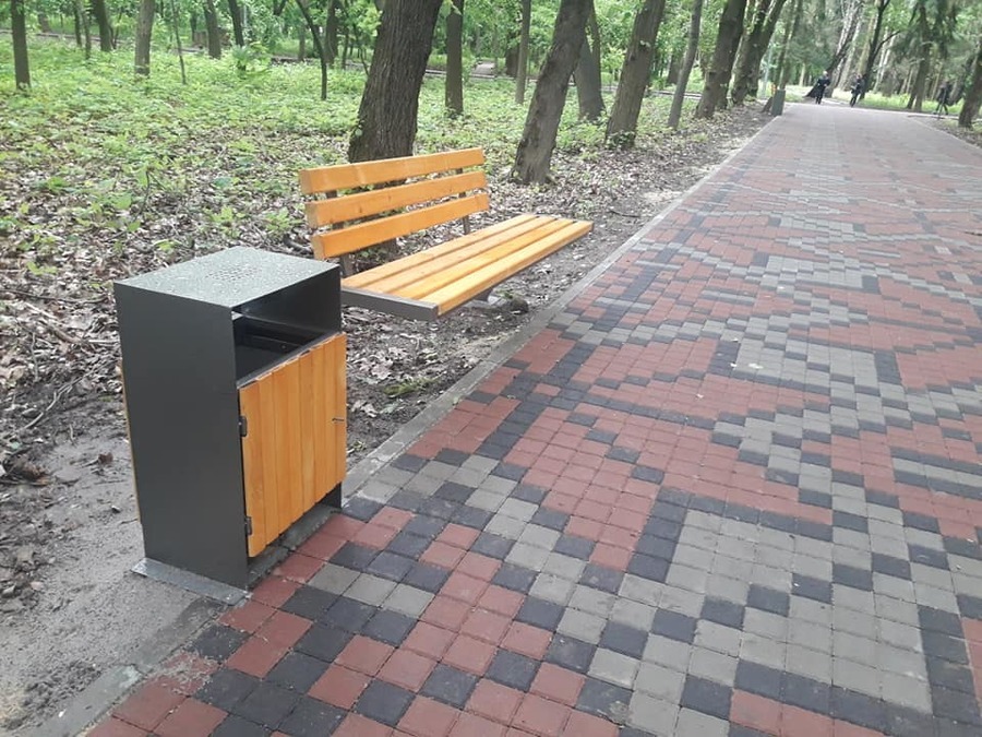 Вишиваночка, смітнички й лавочки: на оновленій алеї парку Дружби народів встановили вуличні меблі
