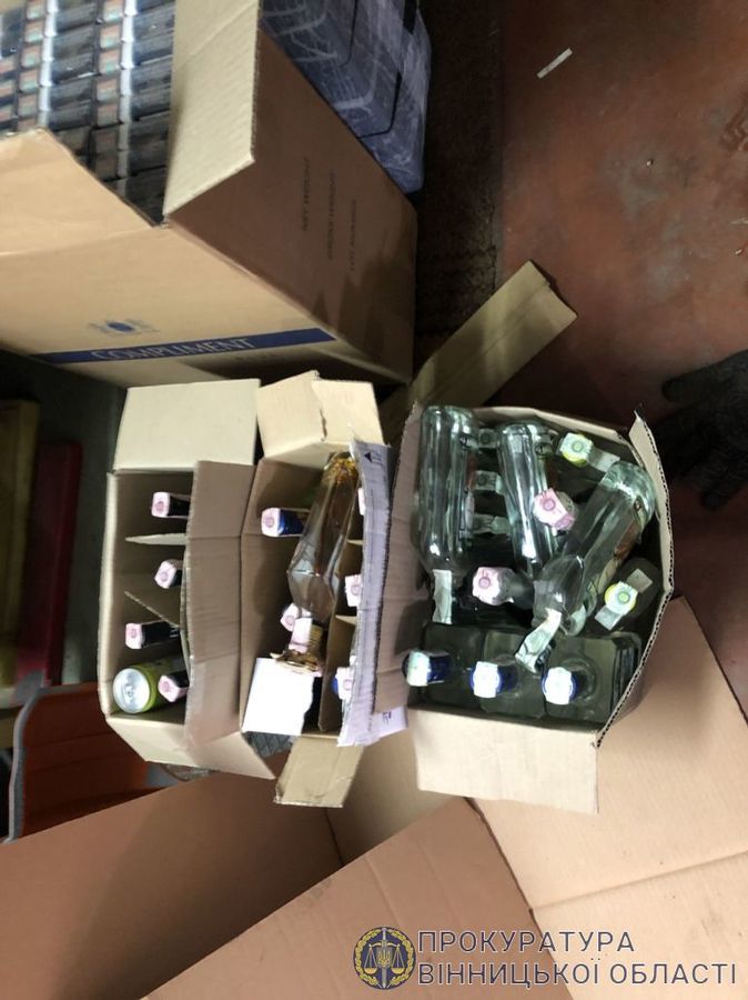 В одному з вінницьких гаражів виявили склад фальсифікованого алкоголю та цигарок