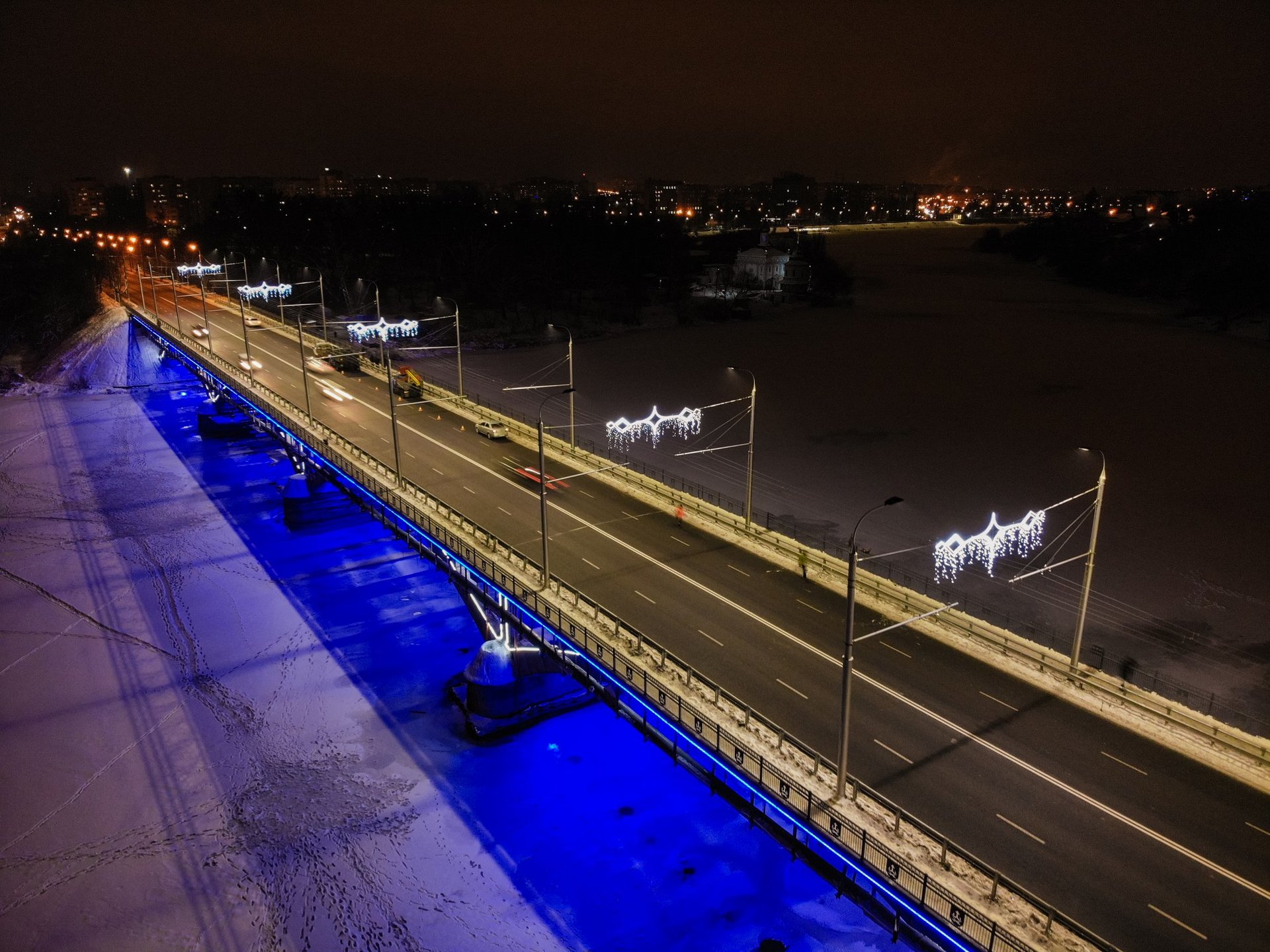 Київський міст підсвітили