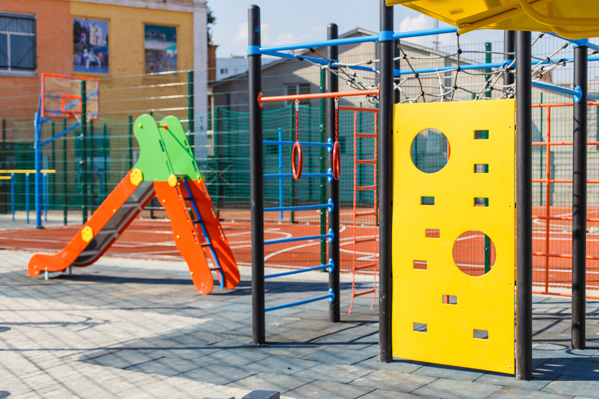 площадка возле школы. площадка около школы. площадка около школы. площадка около школы. спортивная площадка.