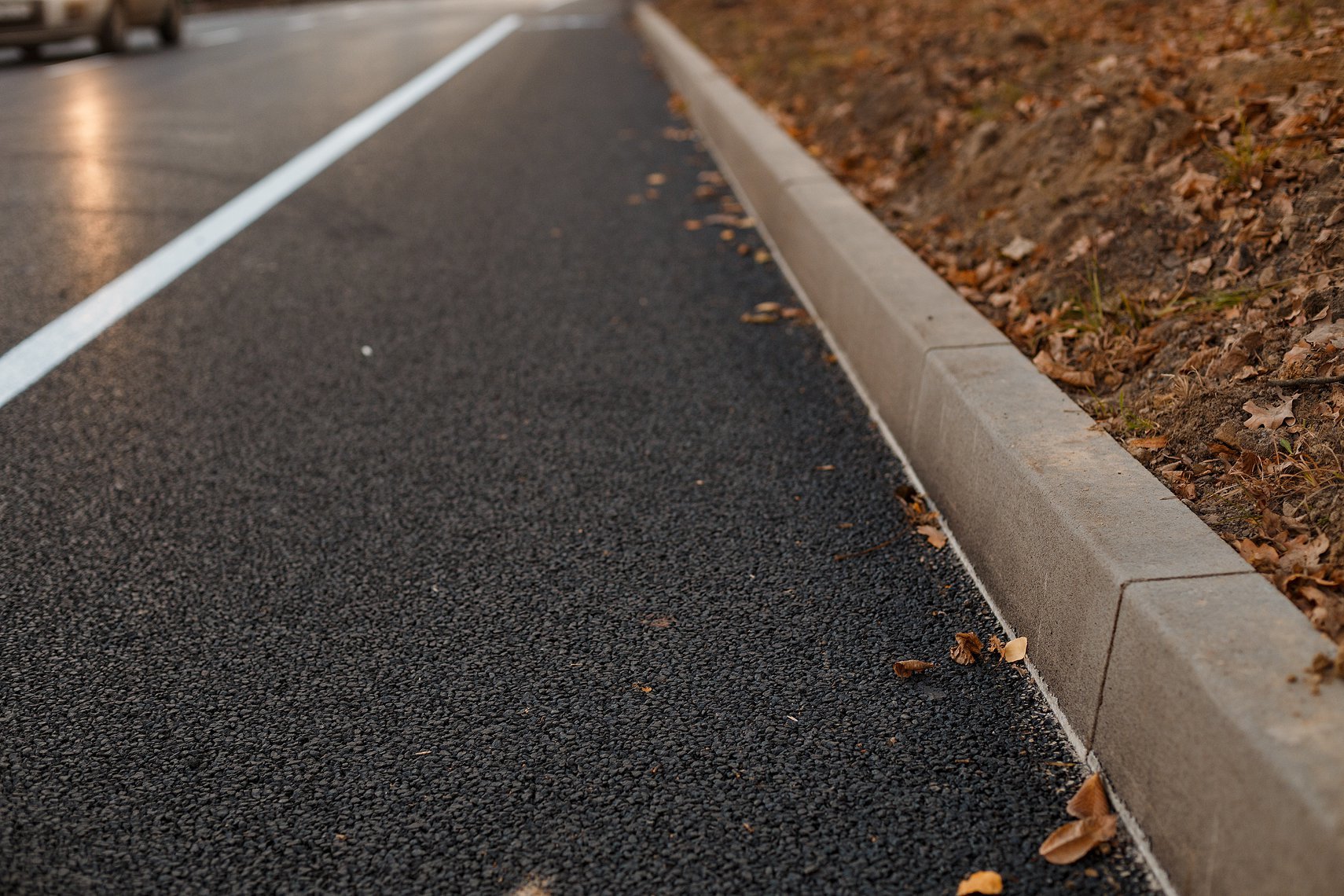 дорожное покрытие асфальт. асфальтированная дорога. асфальтовые дорожки на даче. асфальтовые дорожки на даче. асфальтобетонная дорожка.